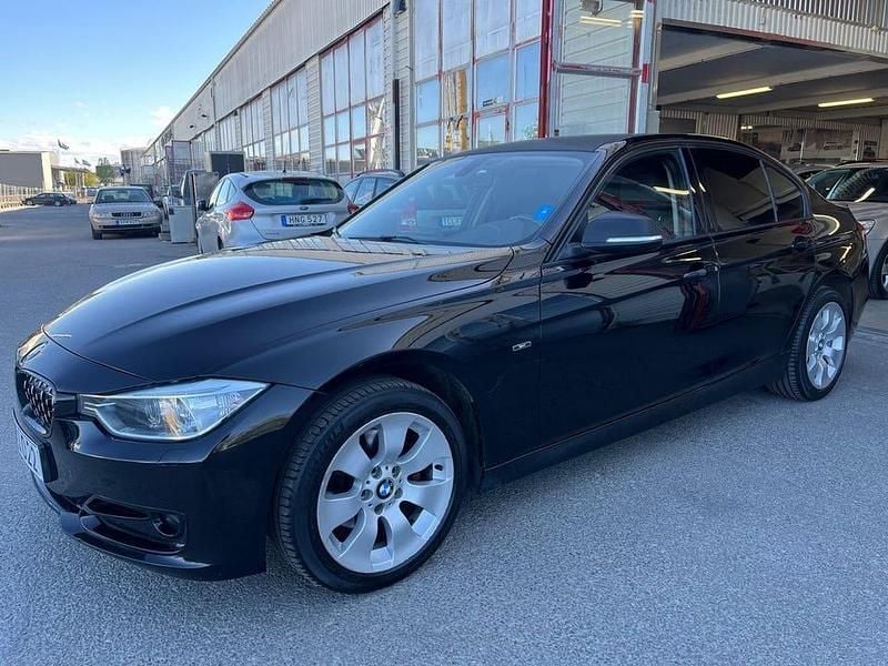 Svart Begagnad 2014 BMW 320 Sport Line Sedan | 139 900 kr (Marknadspris) - Bild 1/4