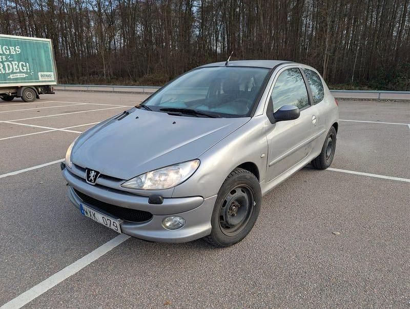 Begagnad 2005 Peugeot 206 Halvkombi | 13 500 kr (Marknadspris) - Bild 1/3