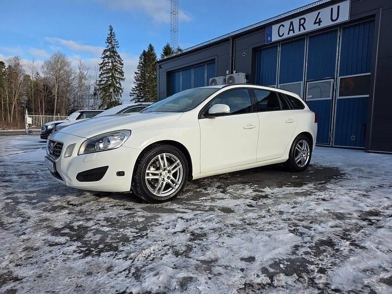 Vit Begagnad 2013 Volvo V60 Kombi | 69 900 kr (Superpris) - Bild 1/4