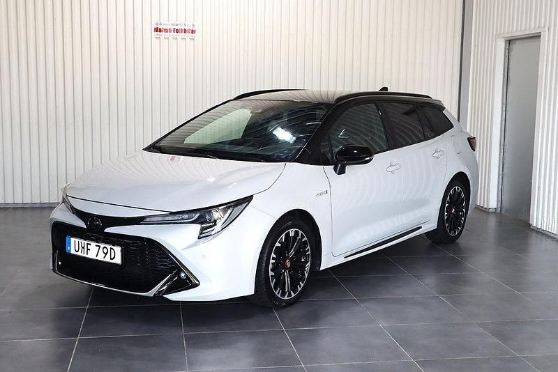 Grå Begagnad 2021 Toyota Corolla Sport Kombi | 259 900 kr (Marknadspris) - Bild 1/4