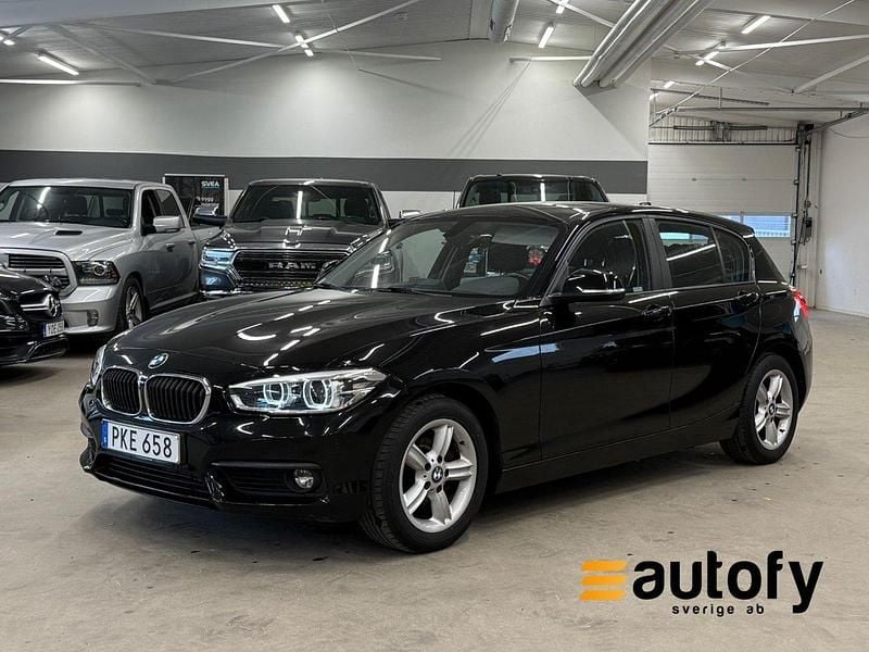 Svart Begagnad 2017 BMW 118 Advantage Halvkombi | 128 900 kr (Superpris) - Bild 1/4
