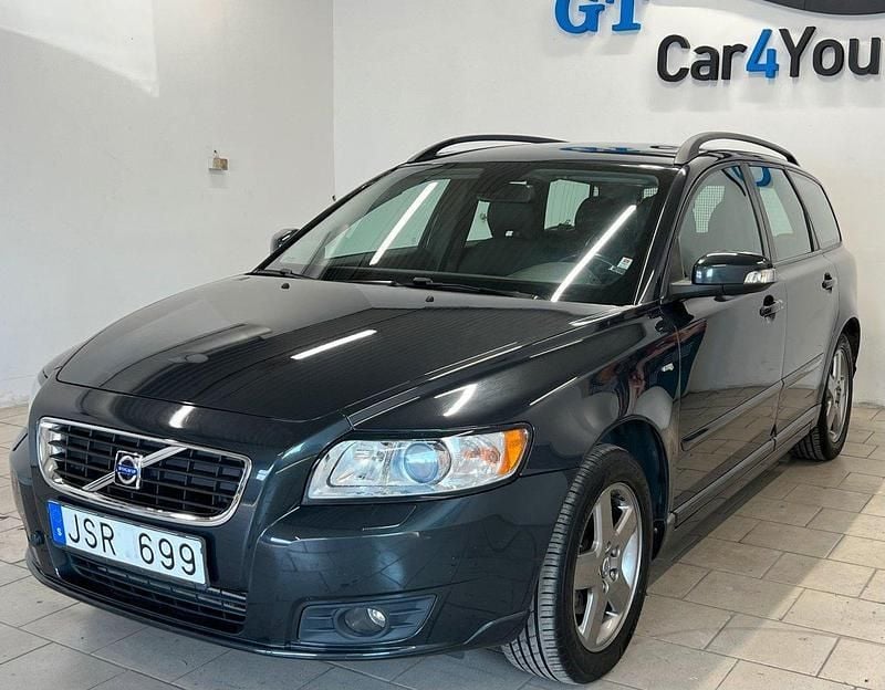 Grå Begagnad 2009 Volvo V50 Momentum Kombi | 64 500 kr (Marknadspris) - Bild 1/4