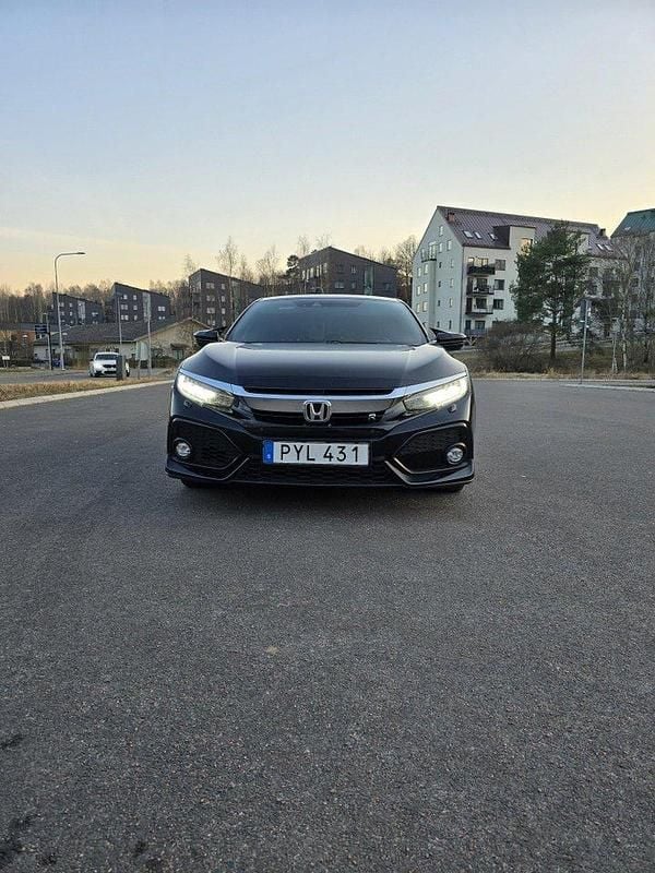 Svart Begagnad 2018 Honda Civic Halvkombi | 170 000 kr (Superpris) - Bild 1/4