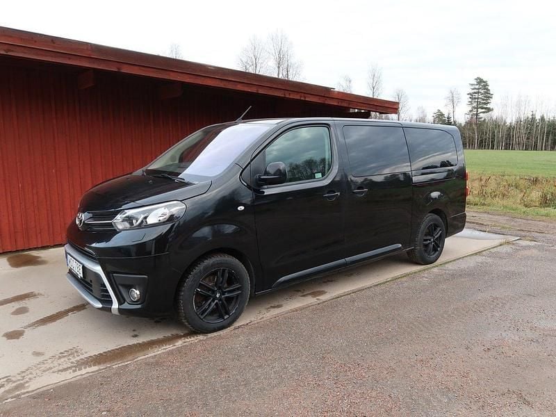 Svart Begagnad 2019 Toyota Proace Verso Kombi | 268 000 kr (Bra pris) - Bild 1/4
