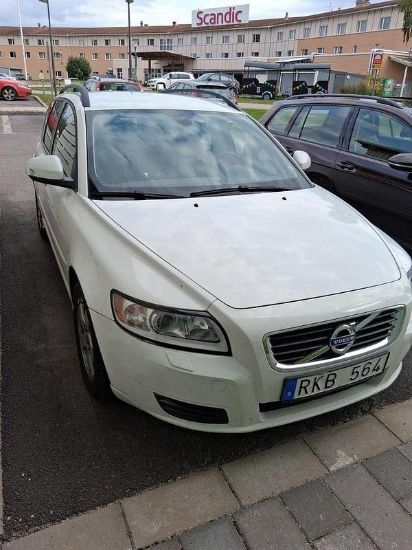 Vit Begagnad 2011 Volvo V50 Kinetic Kombi | 60 000 kr (Bra pris) - Bild 1/4