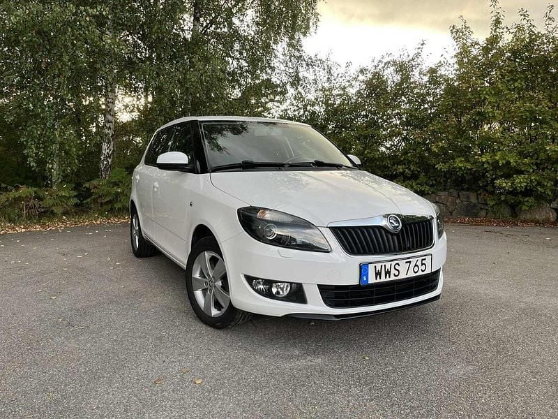 Vit Begagnad 2014 Skoda Fabia Ambiente Halvkombi | 98 000 kr (Bra pris) - Bild 1/4