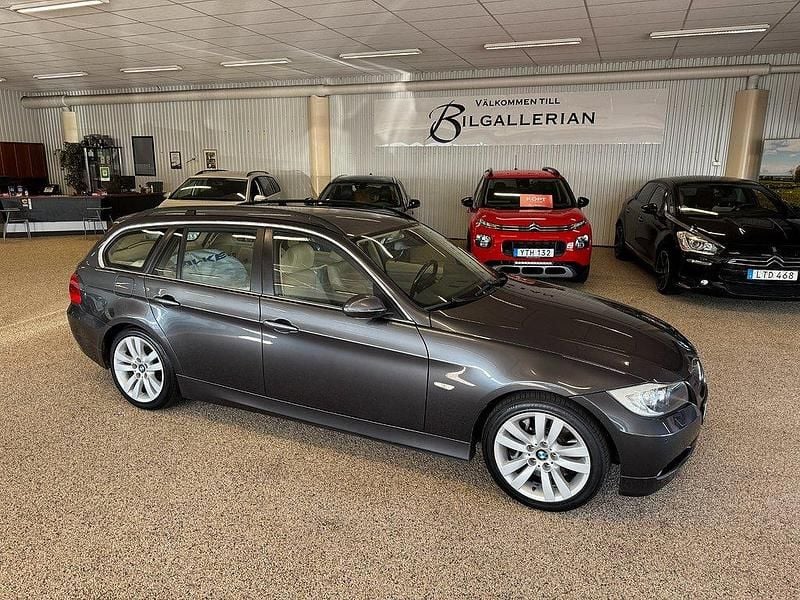 Grå Begagnad 2007 BMW 330 Comfort Edition Kombi | 99 000 kr (Dyr) - Bild 1/4