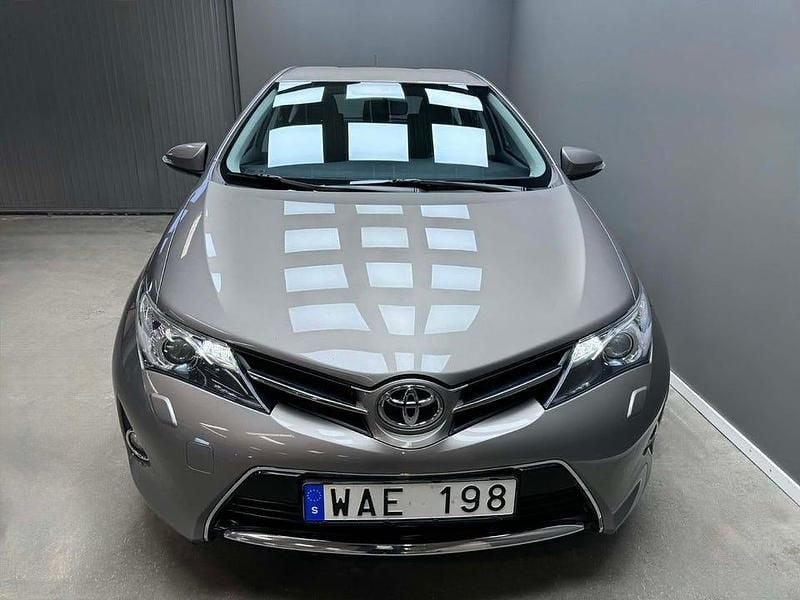 Begagnad Toyota Auris Active 132 HK (97 kW) 2013 Brun