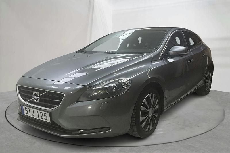 Grå Begagnad 2015 Volvo V40 Momentum | 116 000 kr (Marknadspris) - Bild 1/4