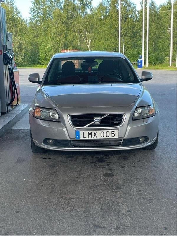 Grå Begagnad 2010 Volvo S40 Sedan | 20 000 kr (Superpris) - Bild 1/4