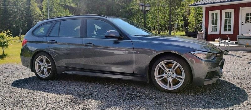 Grå Begagnad 2013 BMW 328 M Sport Kombi | 152 000 kr (Superpris) - Bild 1/4