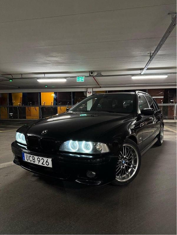 Svart Begagnad 2003 BMW 525 M Sport Kombi | 64 900 kr (Marknadspris) - Bild 1/4
