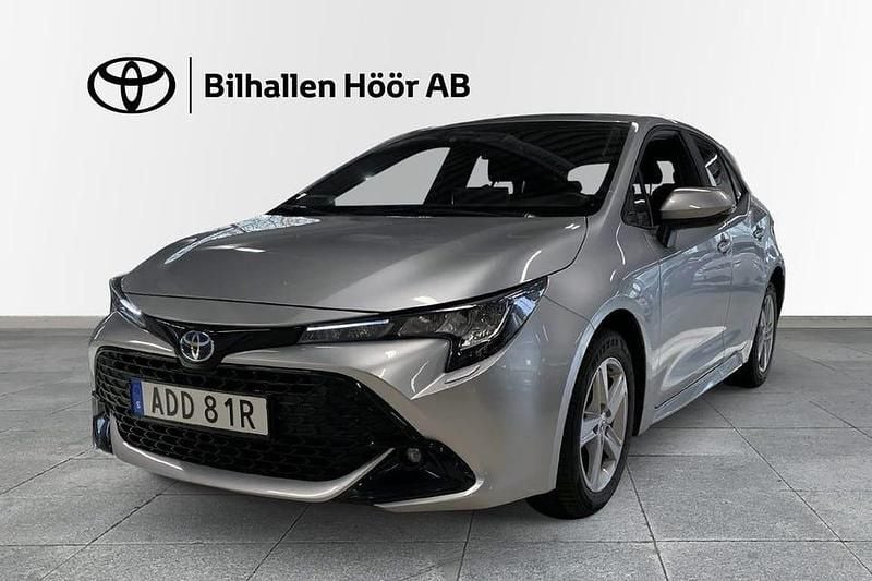 Silver Begagnad 2023 Toyota Corolla Hybrid Active Halvkombi | 274 900 kr (Bra pris) - Bild 1/3