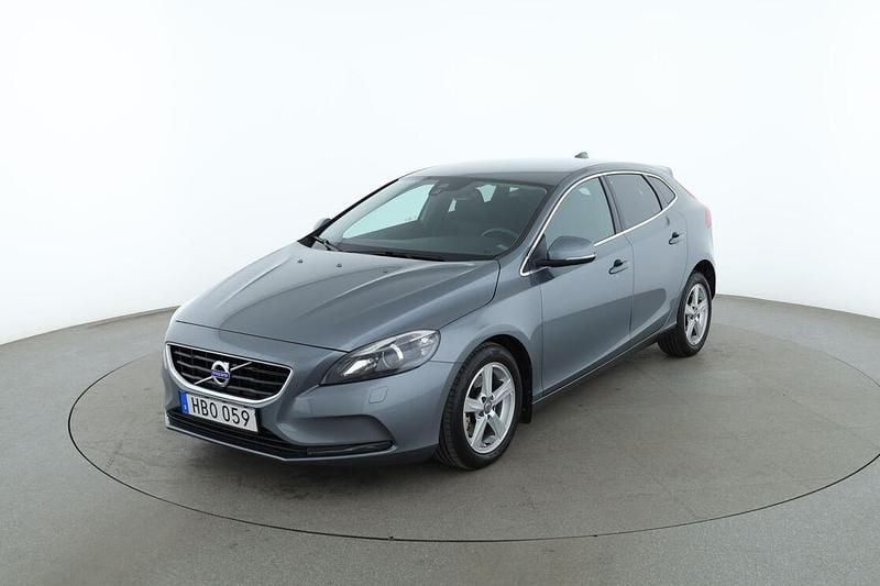 Grå Begagnad 2015 Volvo V40 Momentum Kombi | 157 000 kr (Marknadspris) - Bild 1/3