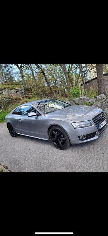 Grå Begagnad 2011 Audi A5 Comfort Sportkupé | 100 000 kr (Marknadspris) - Bild 1/3