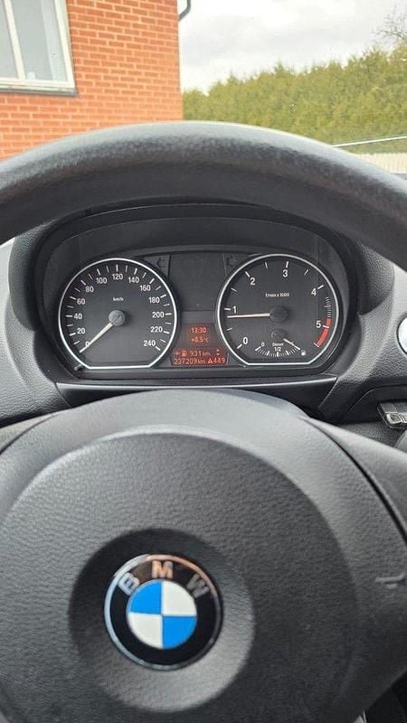 Svart Begagnad 2009 BMW 116 Advantage Halvkombi | 42 000 kr (Marknadspris) - Bild 1/4