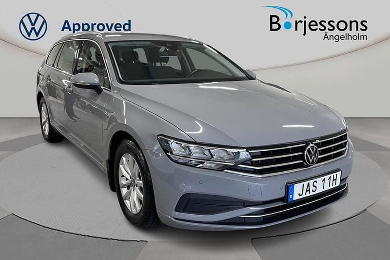 Grå Begagnad 2023 VW Passat Business Kombi | 294 000 kr (Bra pris) - Bild 1/4