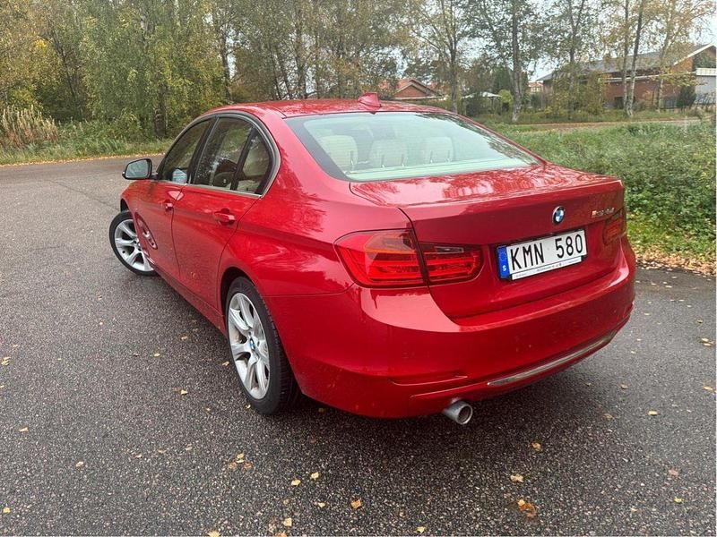 Röd Begagnad 2013 BMW 320 Luxury Line Sedan | 135 500 kr (Bra pris) - Bild 1/4