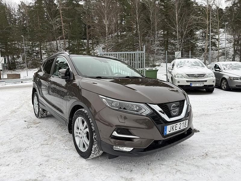 Brun Begagnad 2017 Nissan Qashqai Tekna SUV | 159 900 kr (Marknadspris) - Bild 1/4