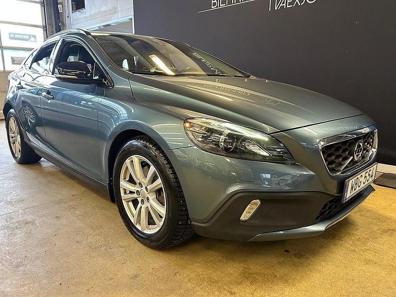 Begagnad Volvo V40 Momentum 150 HK (110 kW) 2013 Blå Halvkombi