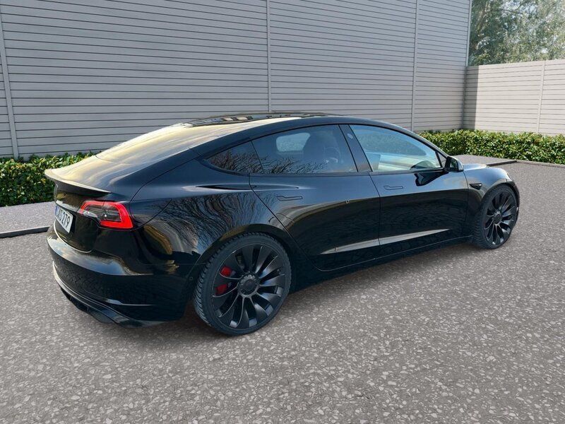 Svart Begagnad 2022 Tesla Model 3 Performance Sedan | 442 000 kr (Dyr) - Bild 1/3