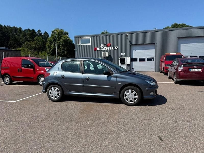 Mörkgrå (grå) Begagnad 2007 Peugeot 206 Halvkombi | 27 900 kr (Marknadspris) - Bild 1/4