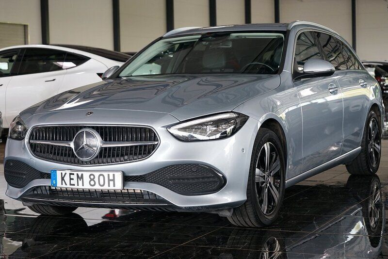 Silver Begagnad 2021 Mercedes C300e Avantgarde Kombi | 369 500 kr (Superpris) - Bild 1/4