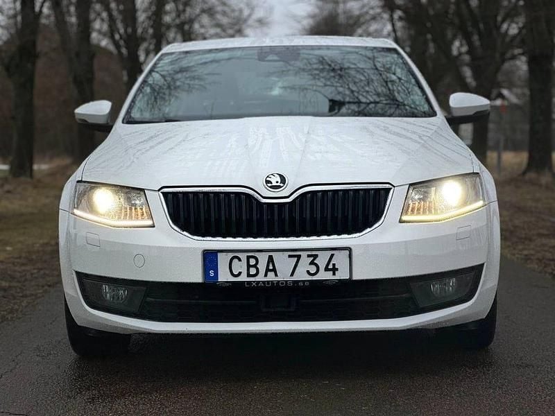 Begagnad Skoda Octavia Elegance 180 HK (132 kW) 2014 Vit Halvkombi
