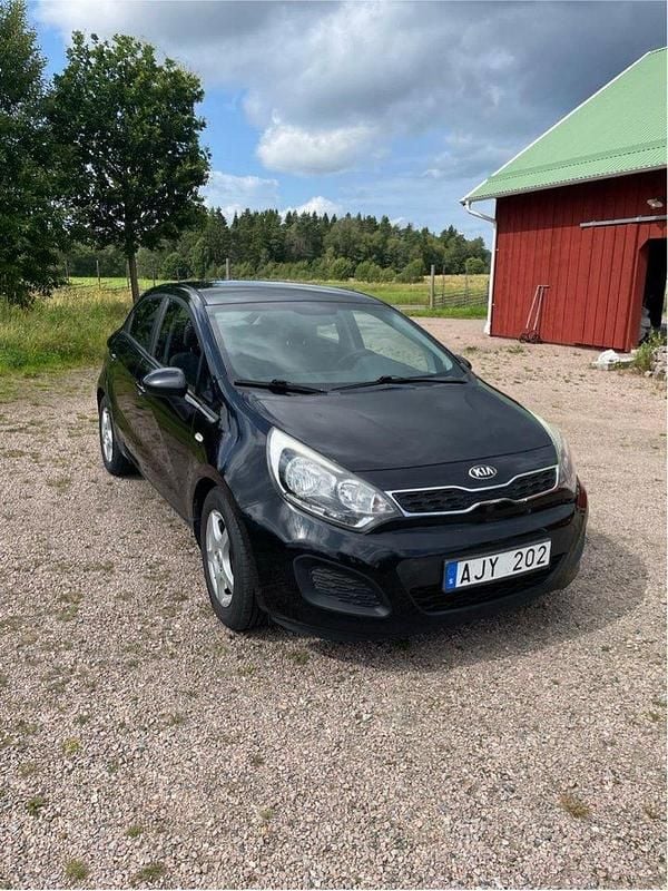 Svart Begagnad 2014 Kia Rio Halvkombi | 56 000 kr (Bra pris) - Bild 1/4