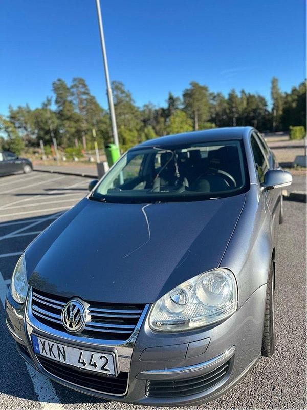 Grå Begagnad 2006 VW Jetta Trendline Sedan | 16 000 kr (Marknadspris) - Bild 1/4