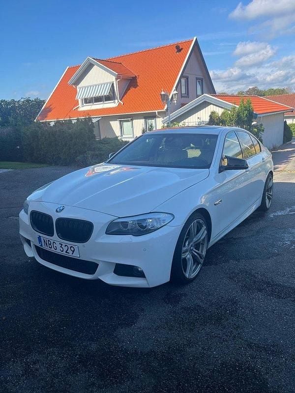 Vit Begagnad 2013 BMW 530 M Sport Sedan | 179 000 kr (Bra pris) - Bild 1/4