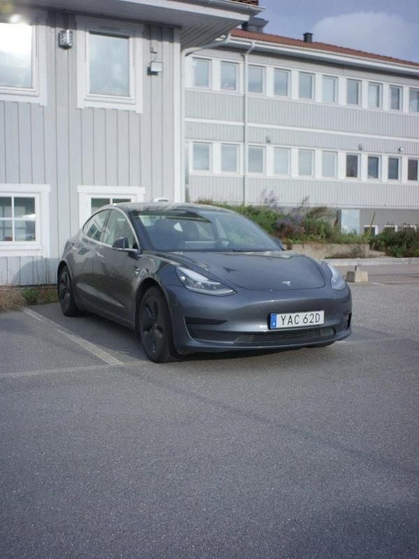 Begagnad 2019 Tesla Model 3 Standard Range Sedan | 199 999 kr (Lite dyr) - Bild 1/4