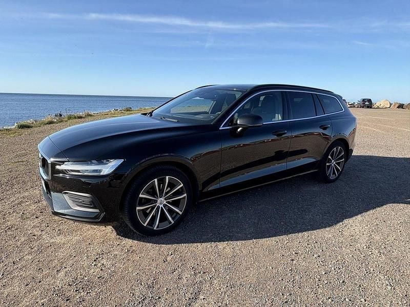Svart Begagnad 2022 Volvo V60 Momentum Kombi | 279 000 kr (Bra pris) - Bild 1/4