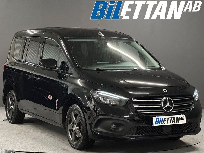 Svart Begagnad 2023 Mercedes T180 Style Minibuss | 279 900 kr - Bild 1/4