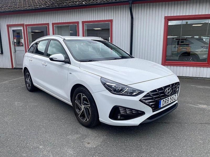 Vit Begagnad 2022 Hyundai i30 Essential Kombi | 189 900 kr (Bra pris) - Bild 1/4