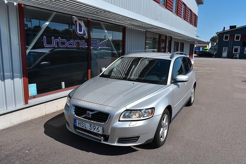 Ljusgrå Begagnad 2008 Volvo V50 Kinetic Kombi | 54 900 kr (Lite dyr) - Bild 1/4