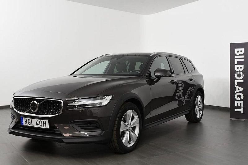 Grå Begagnad 2024 Volvo V60 CC Core Kombi | 415 800 kr (Marknadspris) - Bild 1/4