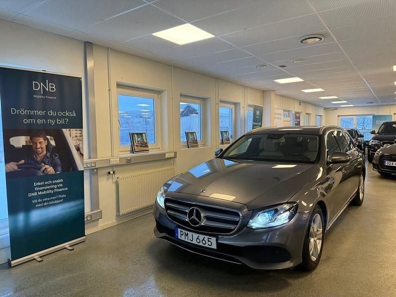 Grå Begagnad 2018 Mercedes E220 Avantgarde Kombi | 249 900 kr (Bra pris) - Bild 1/4