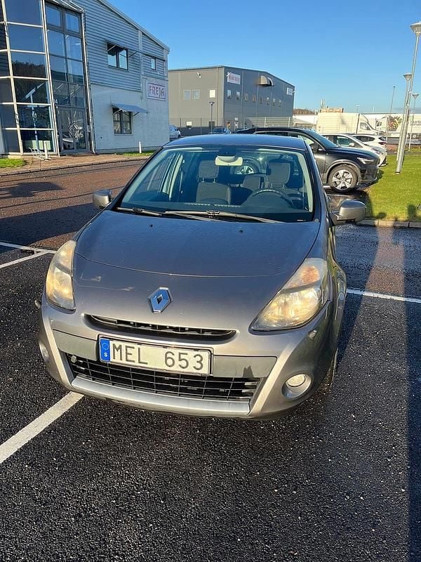 Grå Begagnad 2011 Renault Clio R.S. Halvkombi | 33 500 kr (Marknadspris) - Bild 1/4