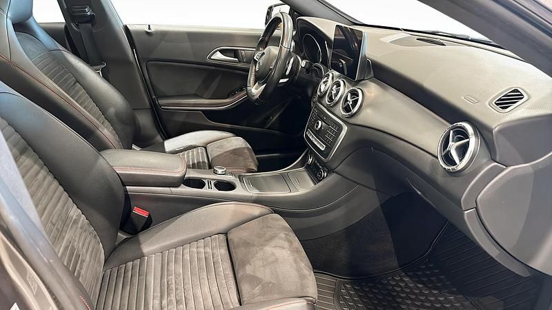 Begagnad Mercedes CLA200 136 HK (100 kW) 2018 Grå Sedan