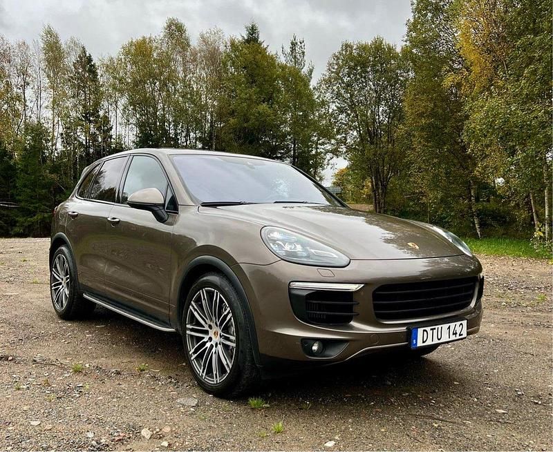 Brun Begagnad 2015 Porsche Cayenne S SUV | 429 900 kr (Lite dyr) - Bild 1/4
