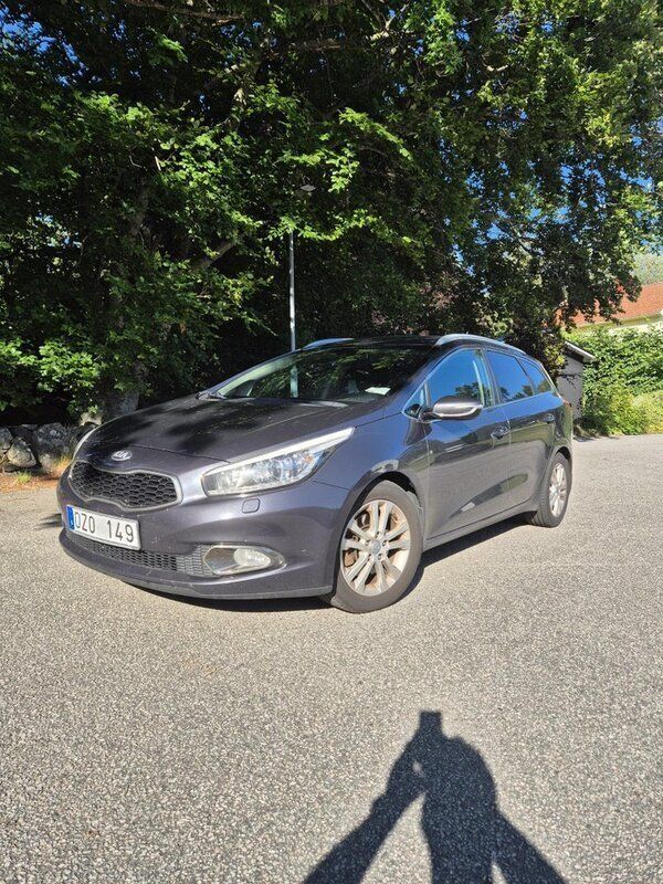 Grå Begagnad 2013 Kia Ceed Sportswagon Comfort Kombi | 66 000 kr (Marknadspris) - Bild 1/4
