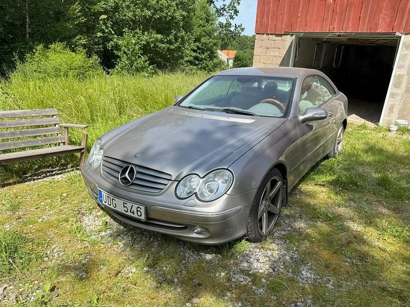 Silver Begagnad 2003 Mercedes CLK200 Elegance Sportkupé | 85 000 kr - Bild 1/4
