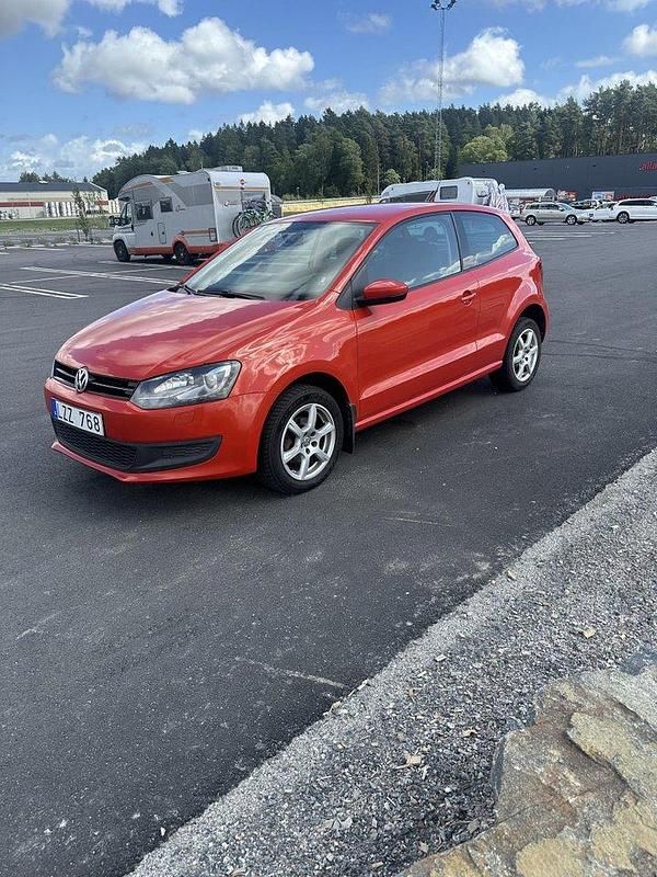 Orange Begagnad 2012 VW Polo Halvkombi | 60 000 kr (Lite dyr) - Bild 1/4
