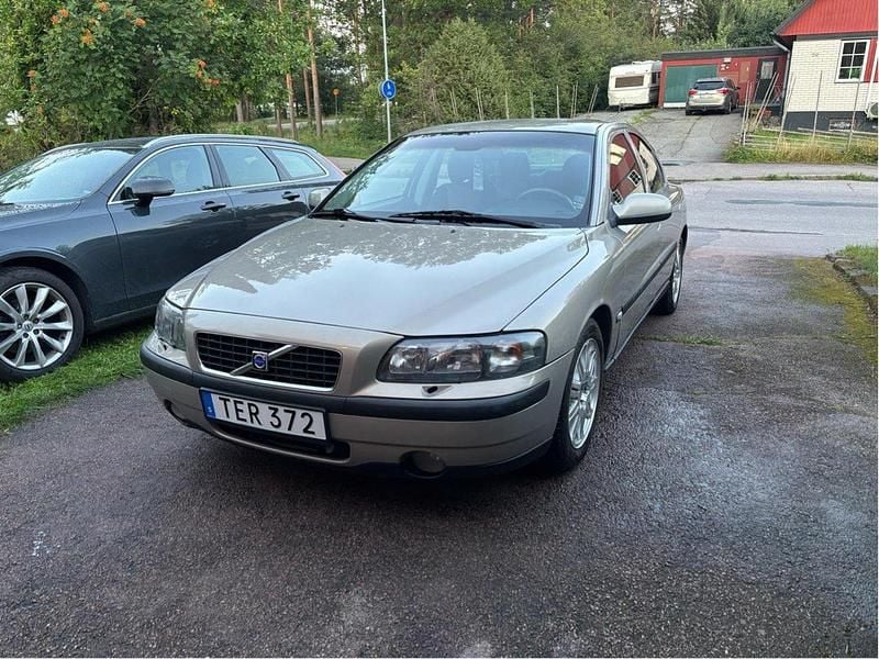 Brun Begagnad 2002 Volvo S60 Business Edition Sedan | 20 000 kr (Lite dyr) - Bild 1/4