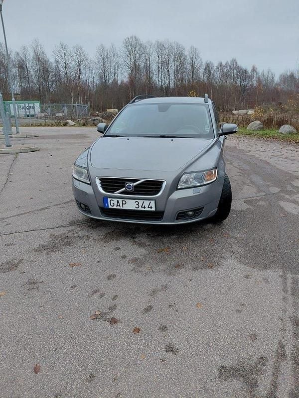 Grå Begagnad 2008 Volvo V50 Momentum Kombi | 21 000 kr (Marknadspris) - Bild 1/4