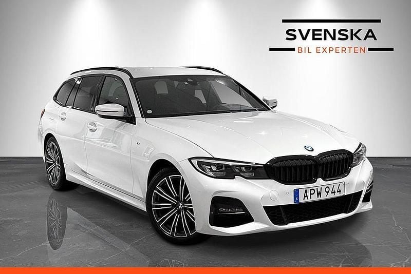 Mineral vit metallic Begagnad 2021 BMW 320 M Sport Kombi | 259 900 kr (Marknadspris) - Bild 1/4