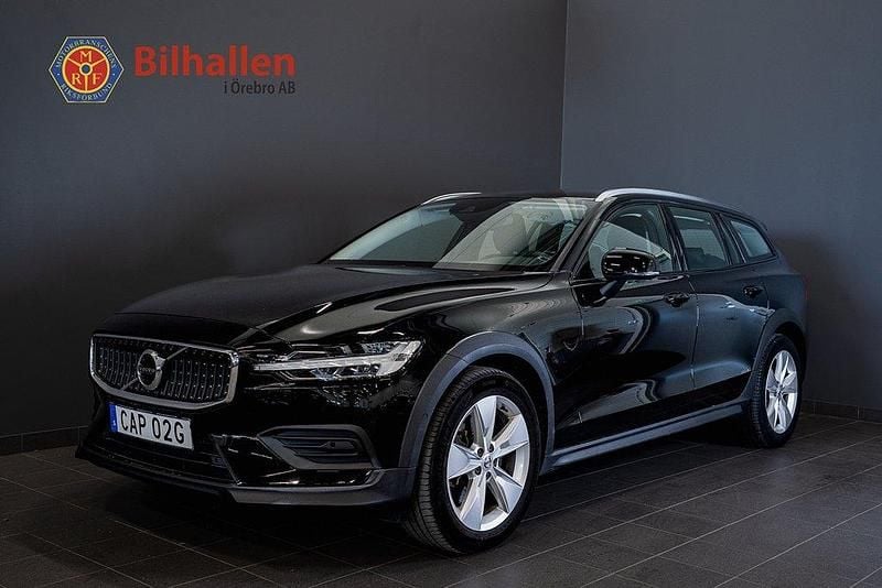 Svart Begagnad 2021 Volvo V60 CC Momentum Kombi | 279 900 kr (Marknadspris) - Bild 1/4