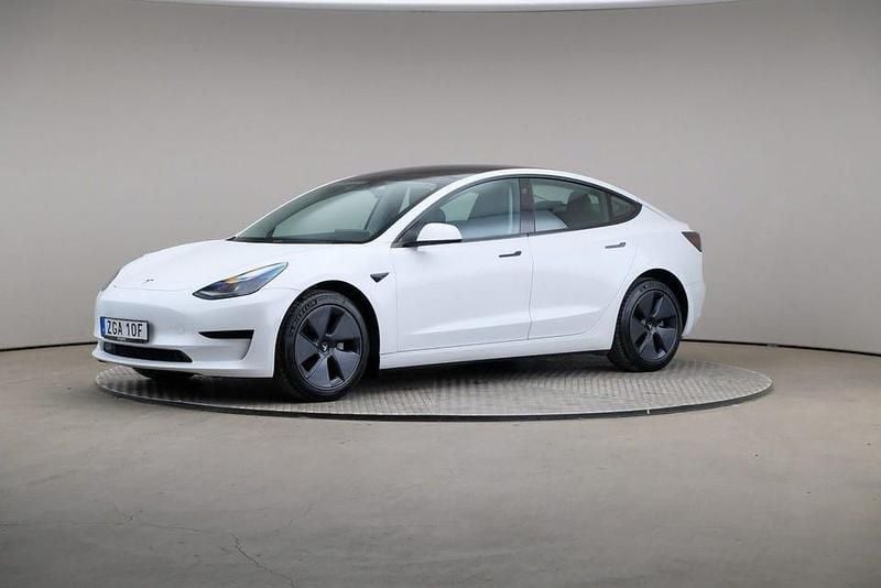 Vit Begagnad 2022 Tesla Model 3 Standard Range Sedan | 285 000 kr (Bra pris) - Bild 1/4