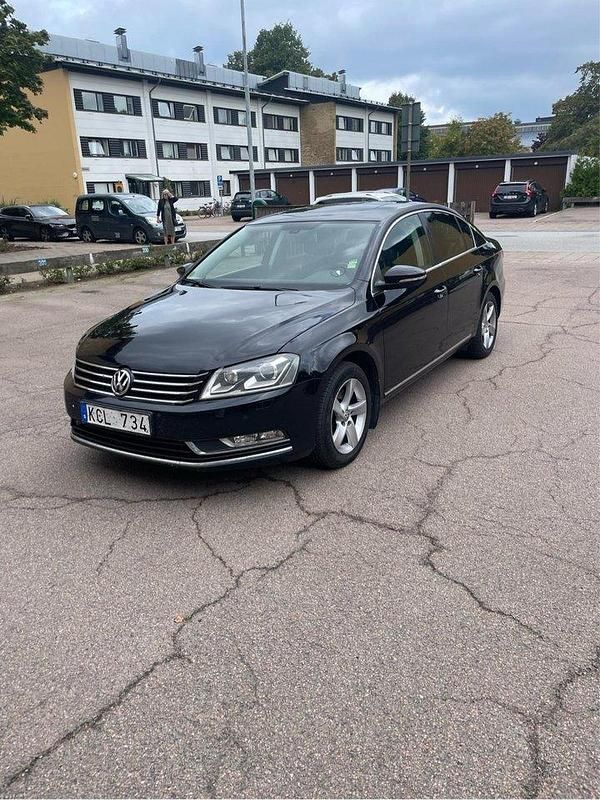 Svart Begagnad 2011 VW Passat Sedan | 65 000 kr (Lite dyr) - Bild 1/4
